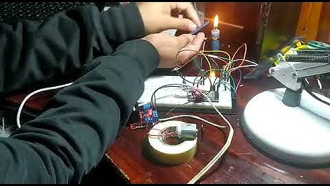 Fotorresistencia y potenciómetro para controlar motor, sea una determinada temperatura.