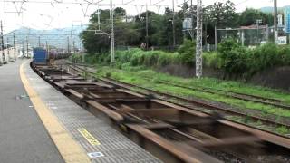 JR東海道線 貨物列車(EF210-17+コキ24両) 真鶴駅 通過①<警笛付き>