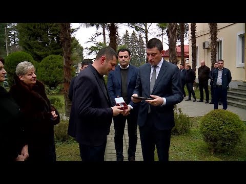 გიორგი გახარიამ გარდაცვლილი პოლიციელების ოჯახებს ღირსების ორდენები გადასცა