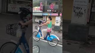 Đạp Xe Đạp Công Cộng Bảo Vệ Môi Trường Giữa Trung Tâm Sài Gòn