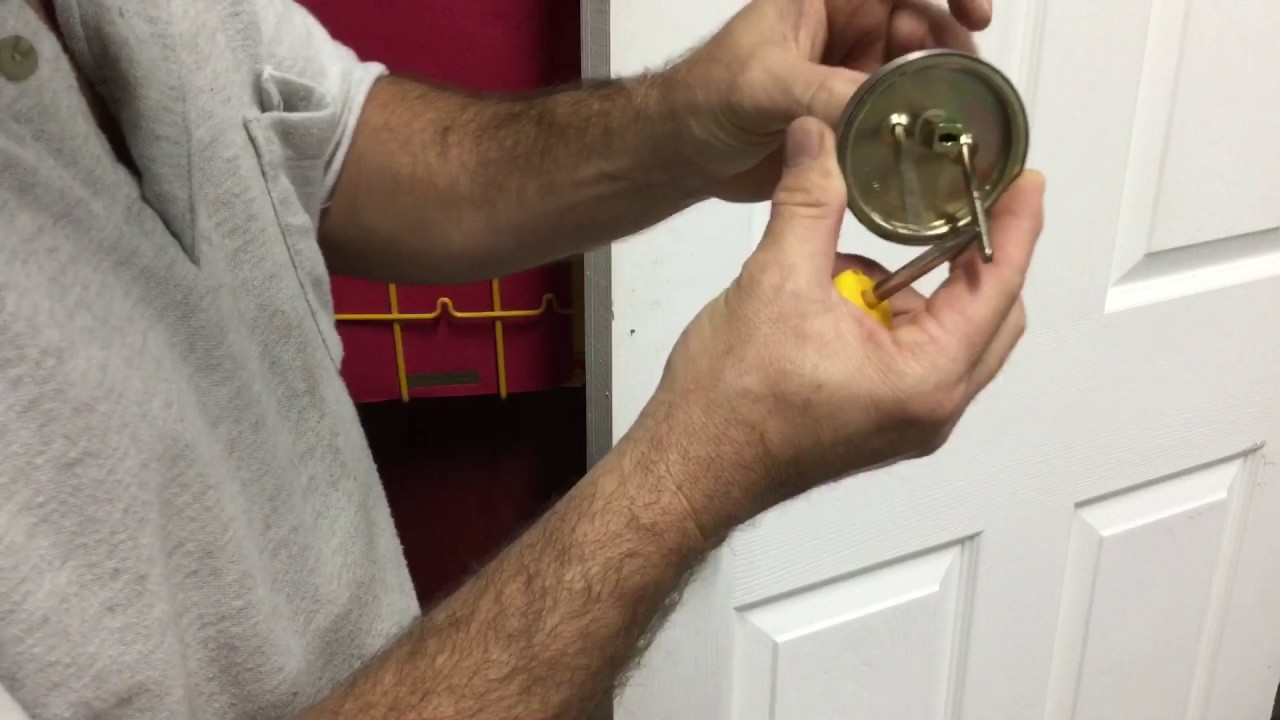 Cómo instalar una cerradura de puertas - YouTube