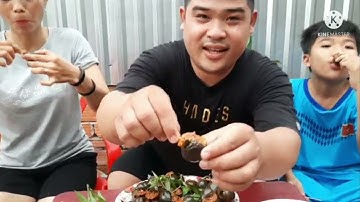 Óc Bưu Đen nướng sa tế ăn kèm với mề gà thơm nứt mũi