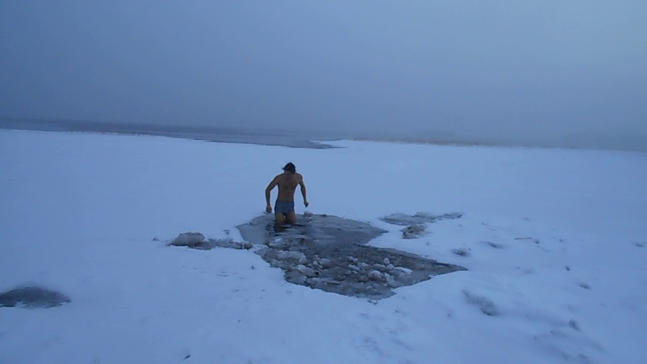 Лед всплывает в воде. Всплытие из под льда\. Нудистка примёрзшая ко льду. Лед вылез на Горьковском водохранилище.