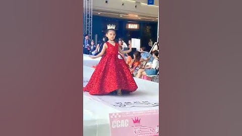 هذه الطفلة اصغر عارضة ازياء في العالم 😍 #shorts