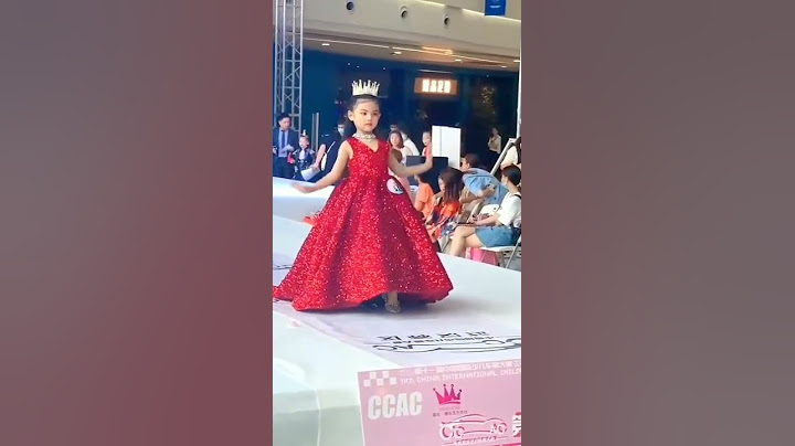 هذه الطفلة اصغر عارضة ازياء في العالم 😍 #shorts