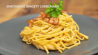 Špagety ala carbonara vonící slaninou, česnekem a bazalkou chutnají báječně