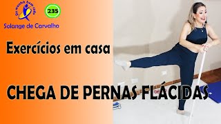Fluido no estômago pernas segurando