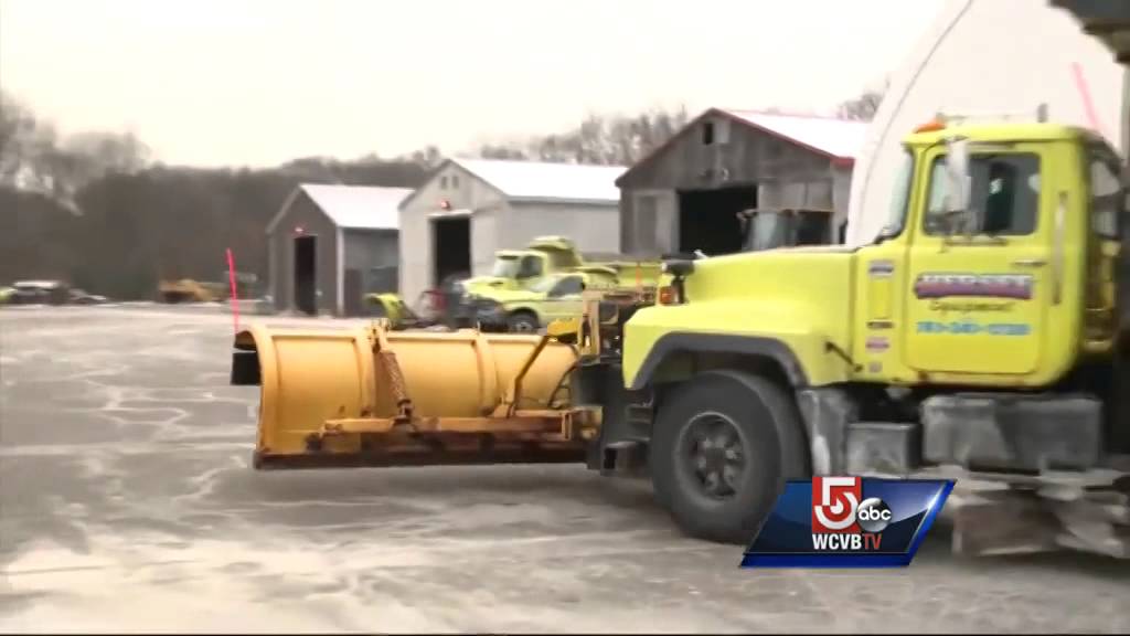 Crews prepare Mass. roads ahead of storm - YouTube