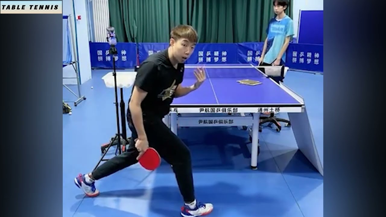 尹航正手接急长球 | Yin Hang forehand receives a fast and long ball