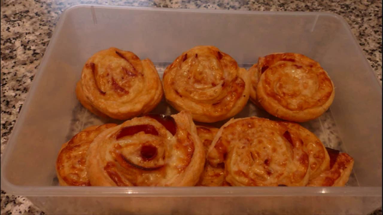 Rollitos de hojaldre con chorizo y queso