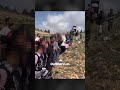 Niños palestinos reclaman ir al colegio frente a una alambrada puesta por el ejército israelí