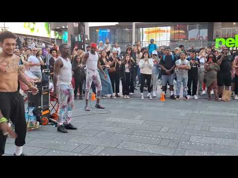 видео: NYC Times Square Dance Troupe, amazing dancers