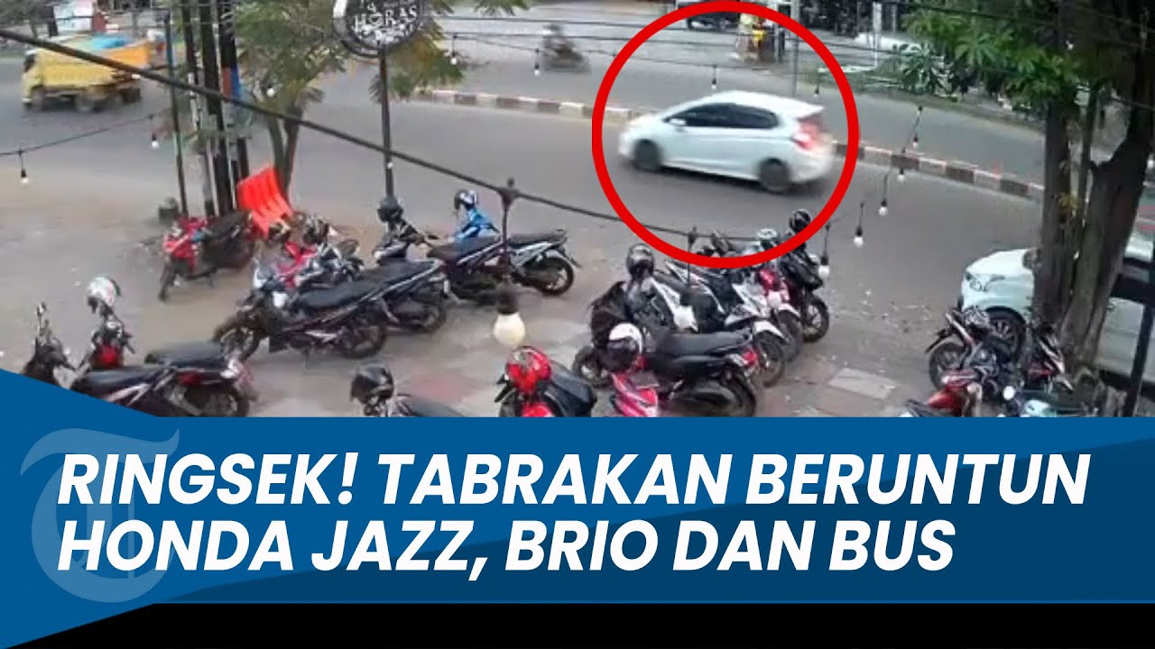 DETIK-DETIK Kecelakaan Tabrakan Beruntun Honda Jazz, Brio dan Bus