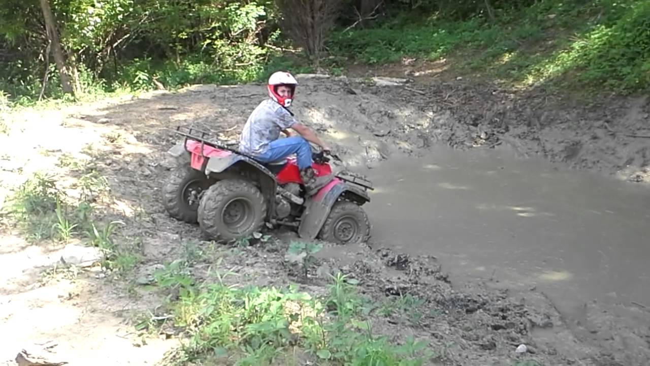 98 Honda 300 fourtrax mudding - YouTube