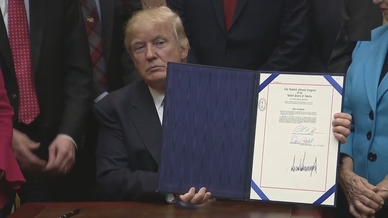 President Donald Trump Signs 4 Executive Orders - Rolls Back Labor Violations "Blacklisting Rule"
