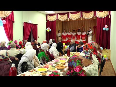 Газета, ведро, одеяло – все подарки хороши