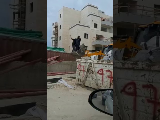 נהג מניף פועלים באמצעות הכף