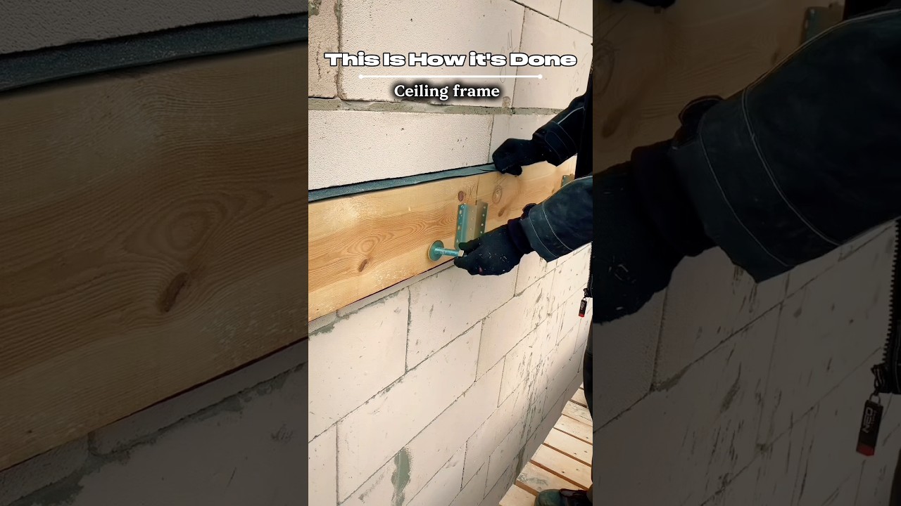 Каркас потолка дома в процессе строительства.