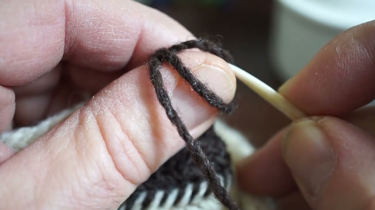 Nalbinding, small stitches with a big thumb