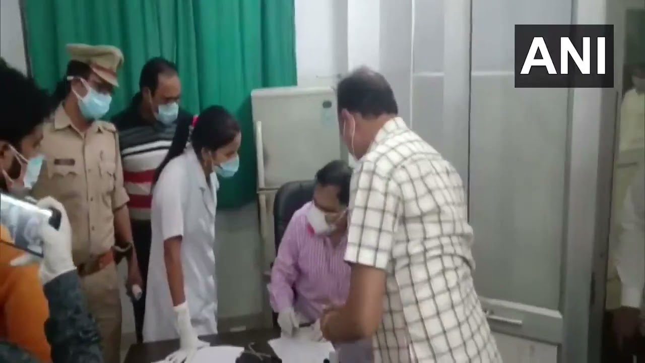 Fight Between A Nurse and A Doctor at a hospital in UP's Rampur has gone Viral| Rampur District Hosp