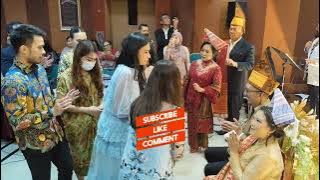 Jessica Mila Damanik & mama mertua manortor Sitalasari (Lagu Simalungun).