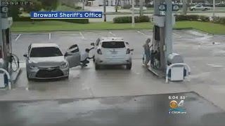 BSO: Distraction Thieves Caught On Camera At Parkland Gas Station screenshot 4