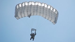 【空の神兵】 陸上自衛隊 第一空挺団による上空1,200m CH-47からのパラシュート自由降下 Japan's Elite Paratrooper Unit 1st Airborne Brigade 【空の神兵】 陸上自衛隊 第一空挺団による上空1,200m CH-47からのパラシュート自由降下 Japan's Elite Paratrooper Unit 1st Airborne Brigade
