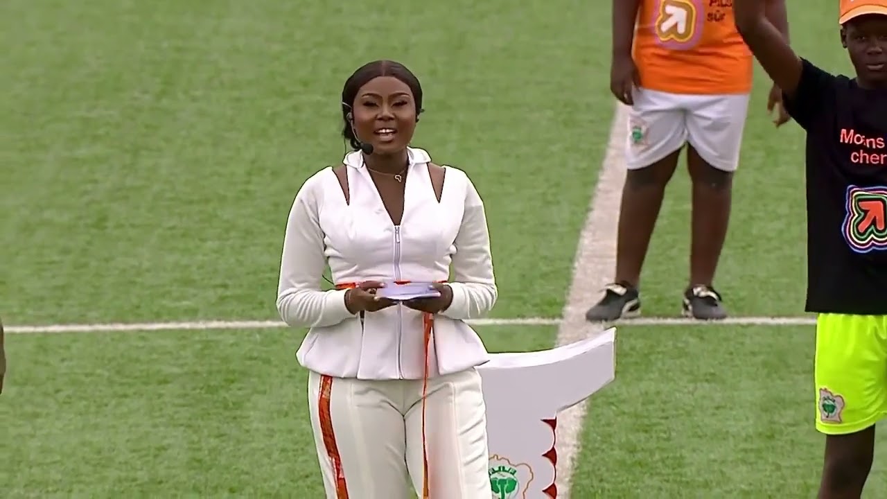 Esther UHA lors du lancement de la LONACI LIGUE 1 - YouTube