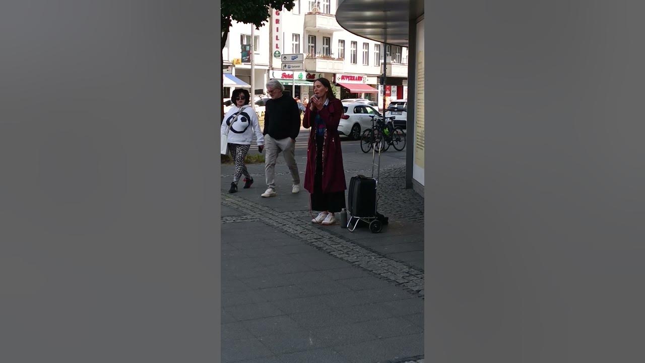 eine Oper mitten auf der Straße #berlin #deutsch #ausländer #spazieren #sontag #musik eine Oper mitten auf der Straße #berlin #deutsch #ausländer #spazieren #sontag #musik