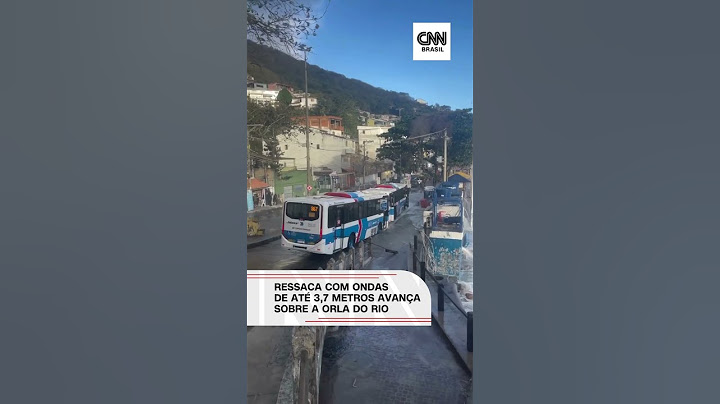 Ressaca com ondas de até 3,7 metros avança sobre a orla do Rio De Janeiro