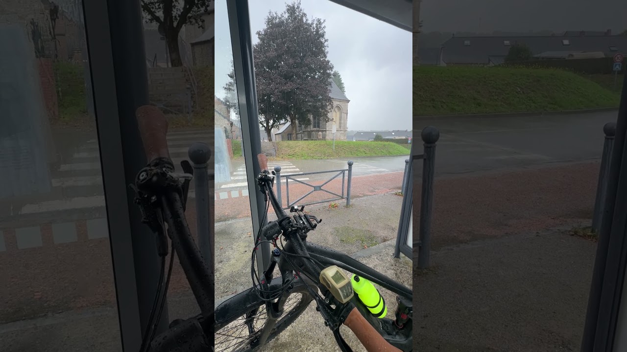 Jakobsweg Frankreich 9.9.2024 Tag 32. Guise-Maubeuge Regenschauer Haltestelle