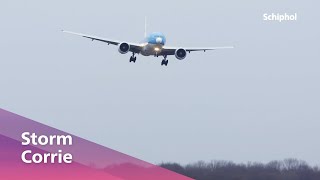 Vliegtuigen trotseren storm Corrie op Schiphol