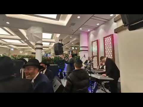 הזמר רפאל מלול עם התזמורת של בני לאופר