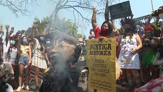 Milhares de mulheres indígenas marcham contra Bolsonaro em Brasília | AFP