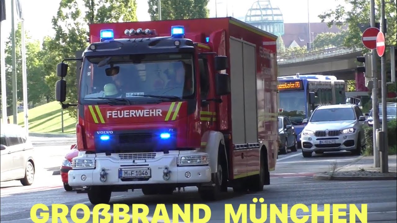 [Dachstuhl in Vollbrand] Brand in München - Einsatzfahrten Berufs-und Freiwillige Feuerwehr München