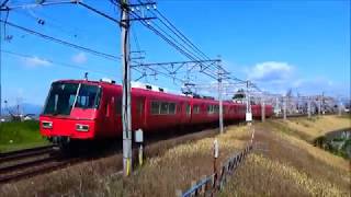 青い空、満開の撫子色の桜、赤い名鉄電車(in 笠松町木曽川堤防)