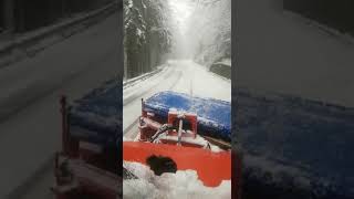 VIDEO Iarna nu vrea să plece - Deszăpezire pe Transfăgărăşan și intervenții pe drumurile din județ 2 video