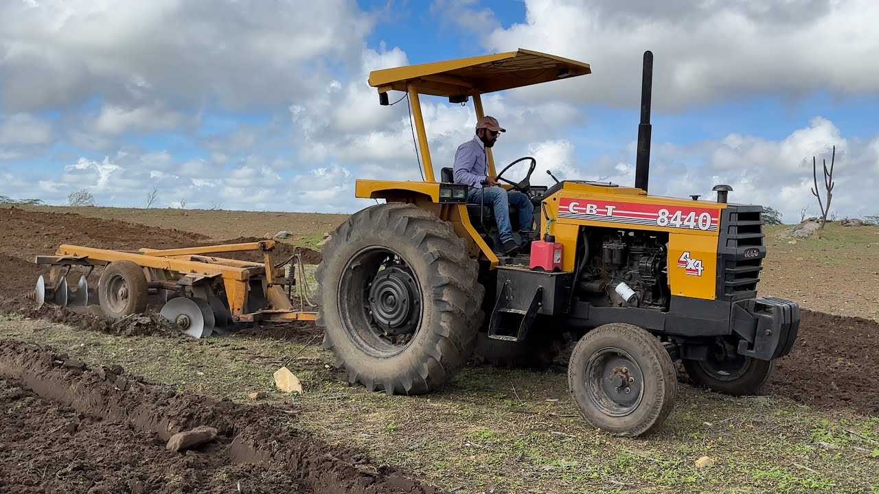 Trator cbt 8440 gradeando a terra para o plantio do feijão e milho na invernada de 2026