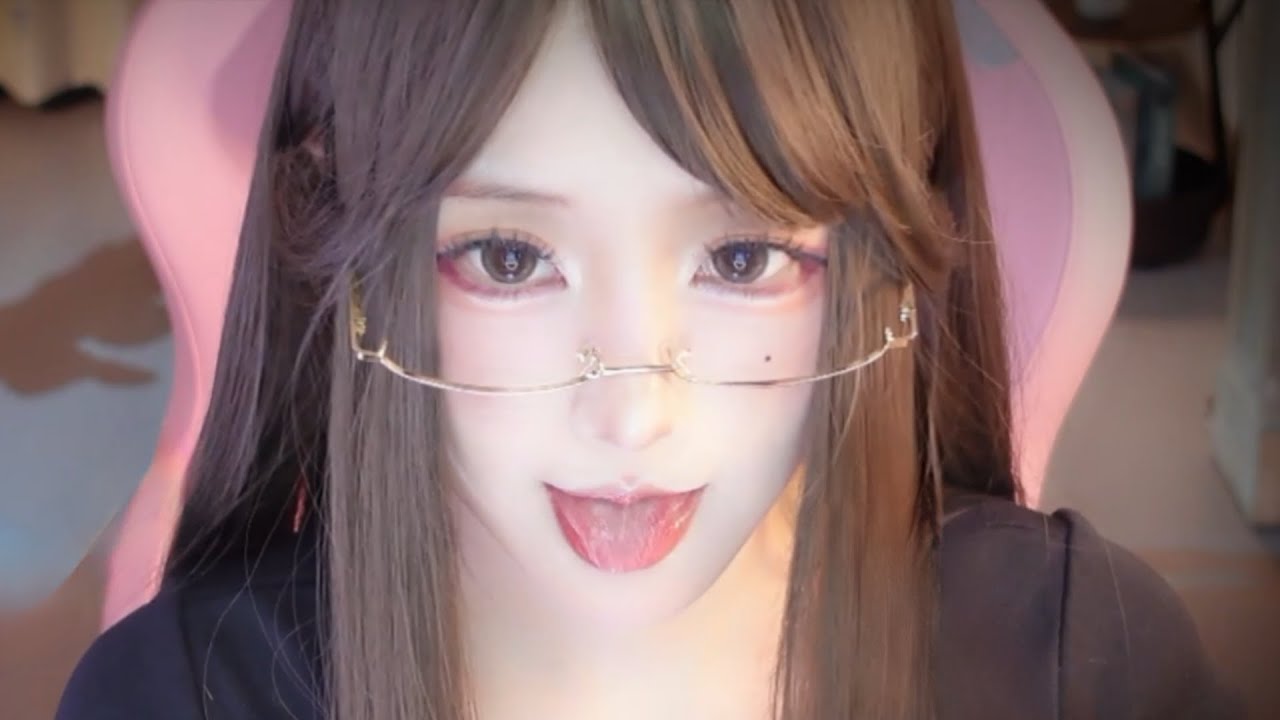 ASMR Mouth Sounds & Ear Massage 😊❤️