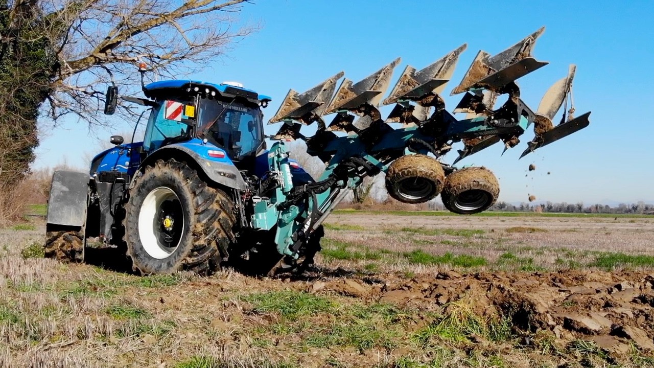 Quando L'ARATRO è più GRANDE del TRATTORE...!!!