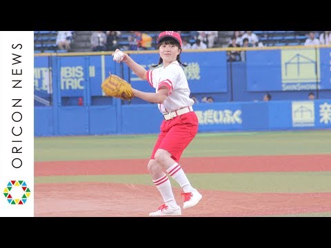 本田紗来、キュートなユニフォーム姿で2度目の始球式！　打席には千葉ロッテ・元投手の黒木知宏氏が立つもノーバンならず　『～日本生命セ・パ交流戦　開幕戦～千葉ロッテマリーンズVS阪神タイガース』始球式