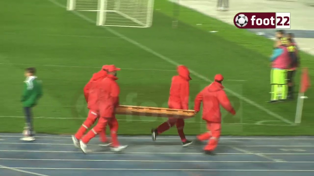 لاعب مولودية الجزائر بلخير يحدث حالة هلع بعد تعرضه لإصابة بليغة ليتم نقله للمستشفى