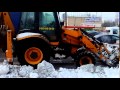 Трактор "убирает" снег