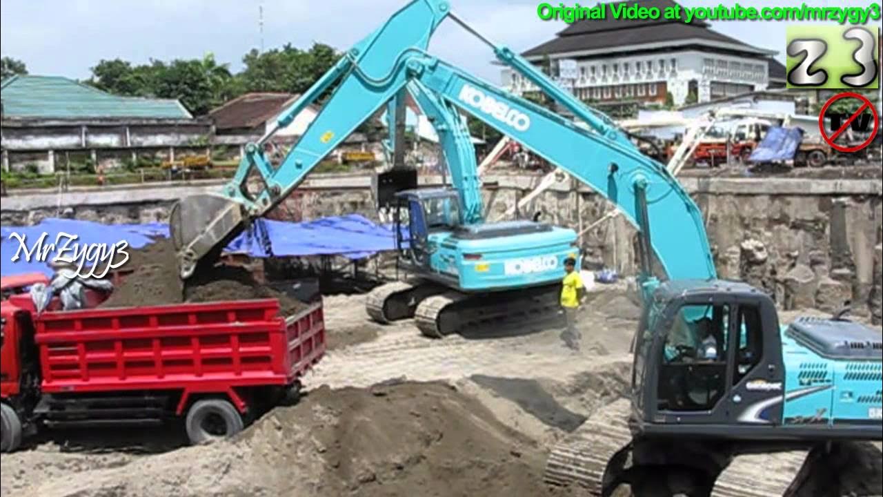 Load dumping. Dongfeng self loading dumper.