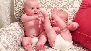Les bébés jumeaux les moments les plus drôles et mignons