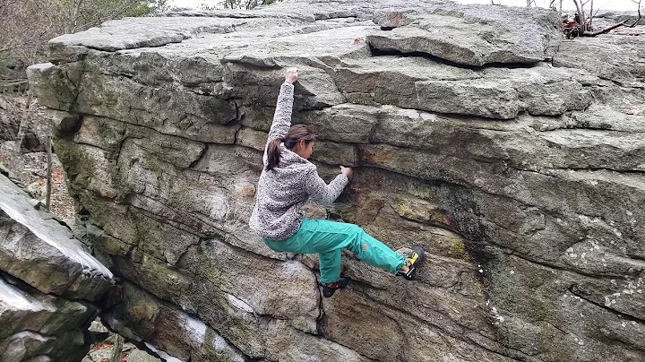 Collateral Turtle V10, Bouldering at The Gunks