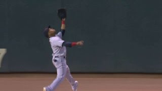 CLE@MIN: Ramirez robs Mauer of a hit with a nice grab