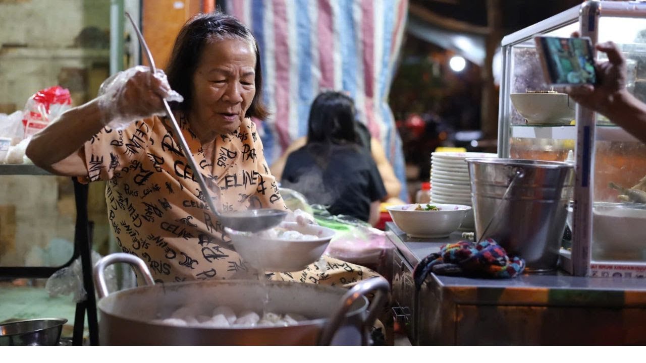 Review Chân Thực Từ Thực Khách Về Bún Mọc Bà Già Hàng Chiếu: Nên Mong Đợi Điều Gì?