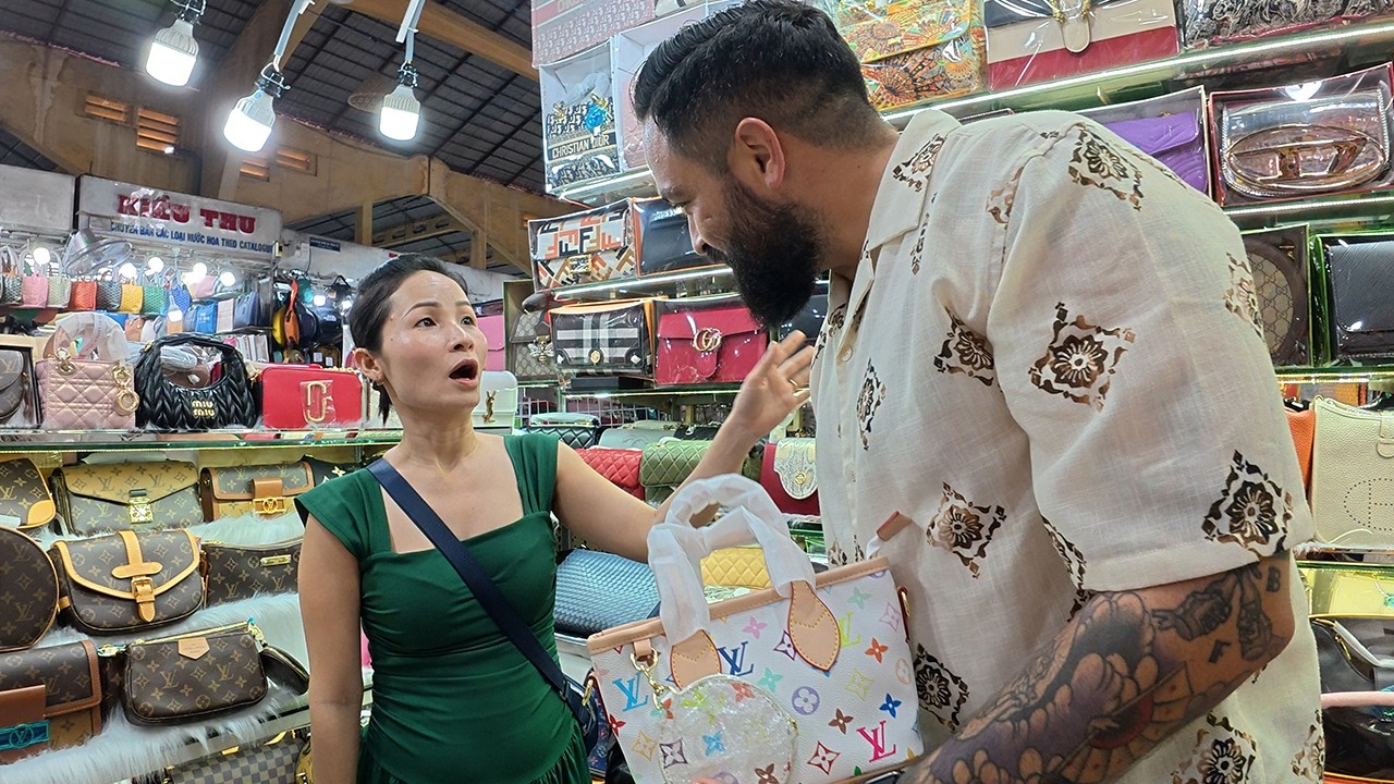 Exploring Vietnam’s Biggest Fake Market 🇻🇳 – Video Exploring Vietnam’s Biggest Fake Market 🇻🇳 – Video