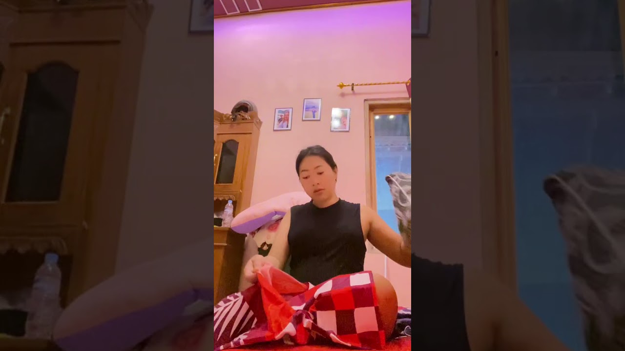 Kegiatan emak-emak beres-beres kamar 